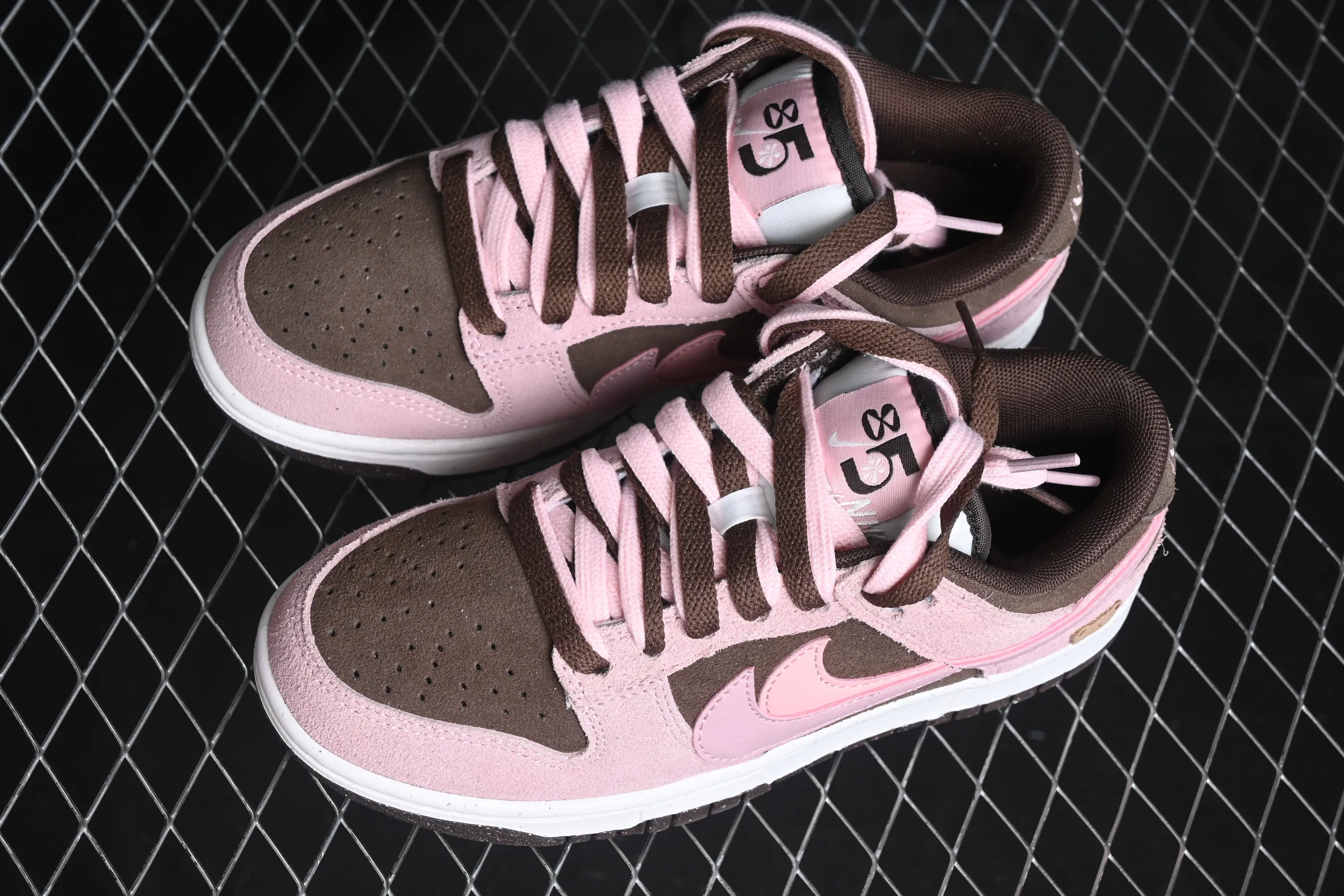 All categories Nk SB Dunk series Nk SB Dunk Low low-top sneakers Nk Dunk Low 85 double hook series Strawberry chestnut SB low-top sports and leisure sneakers HV1799-161